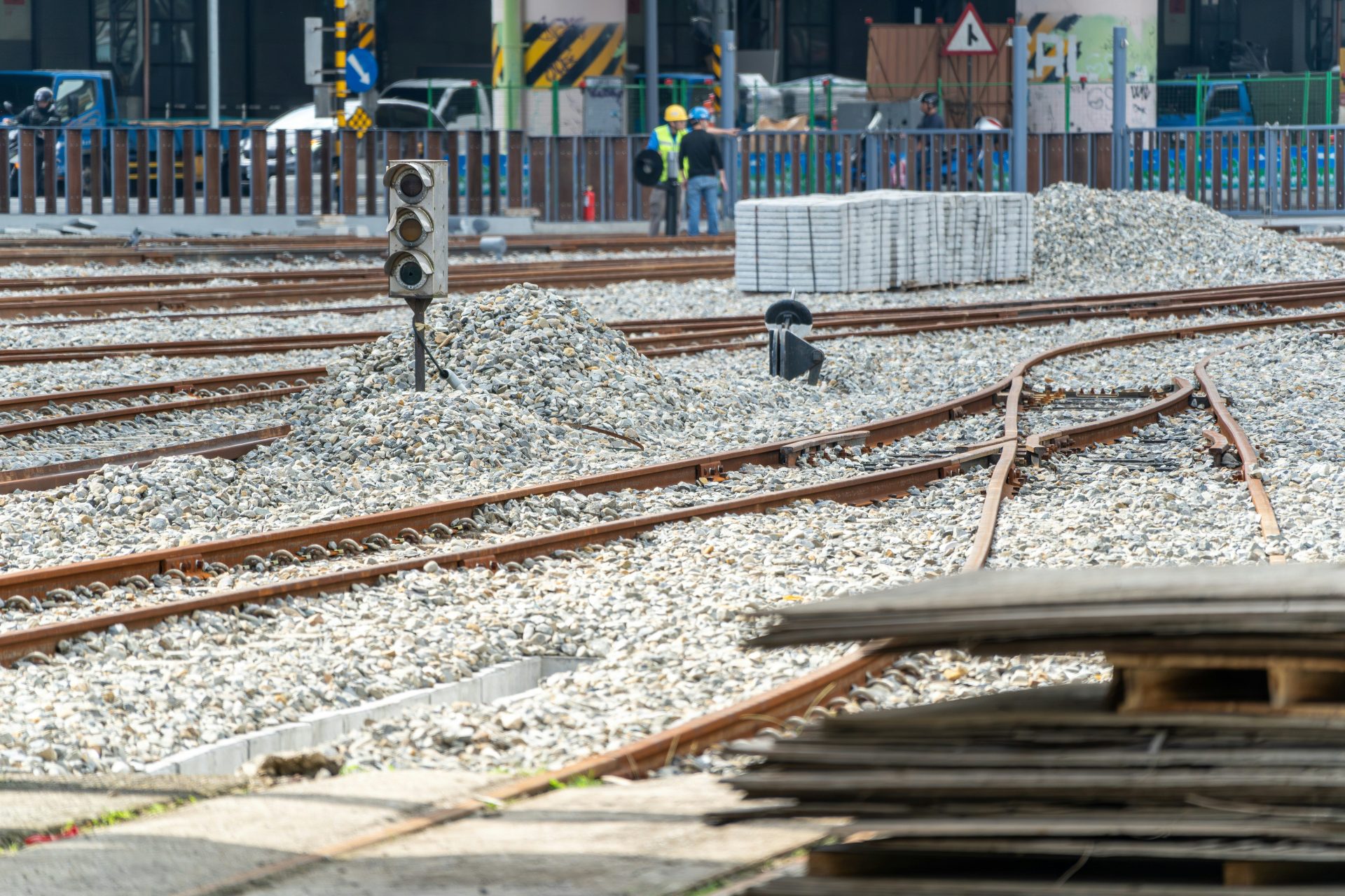 Baustelle mit Bahngleisen und Schotter