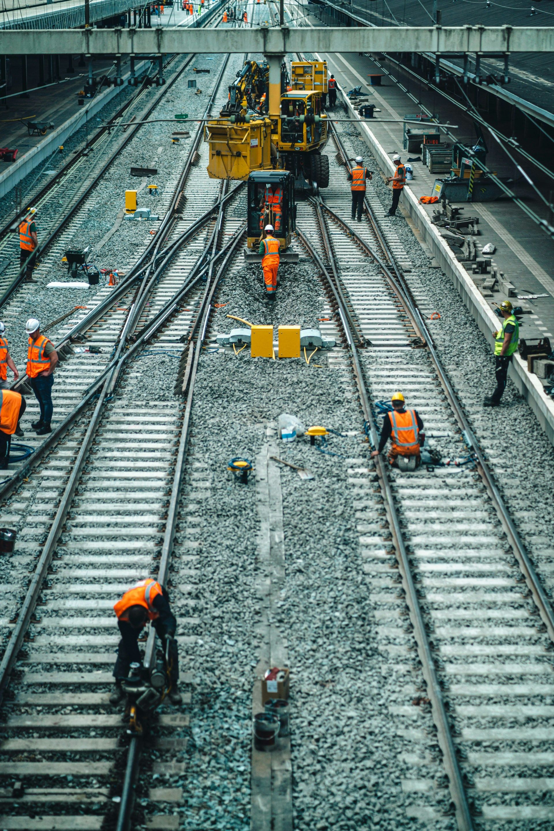 eine Gruppe von Männern, die auf Bahngleisen stehen