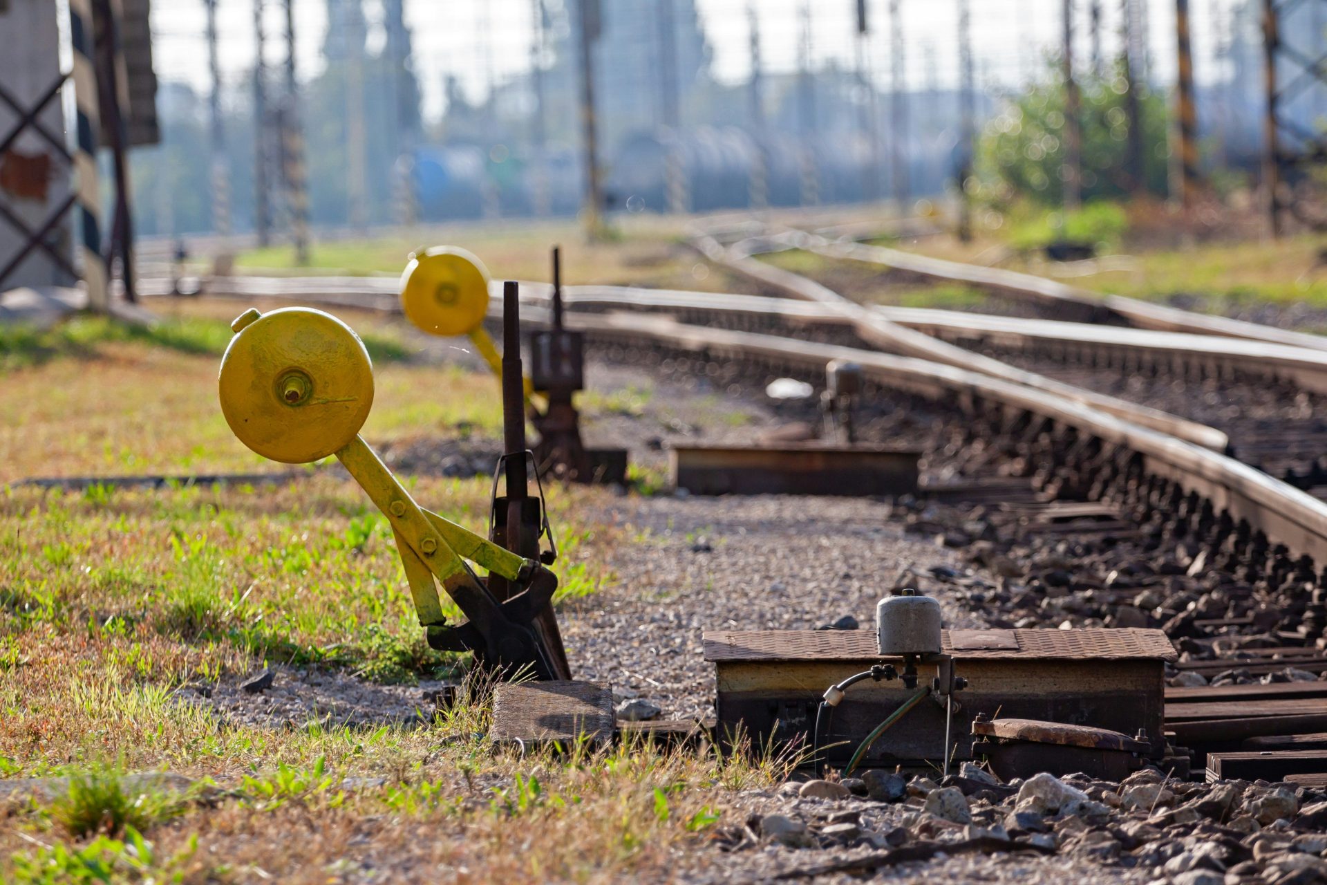 Eisenbahnweichen mit gelben Hebeln bei Tageslicht