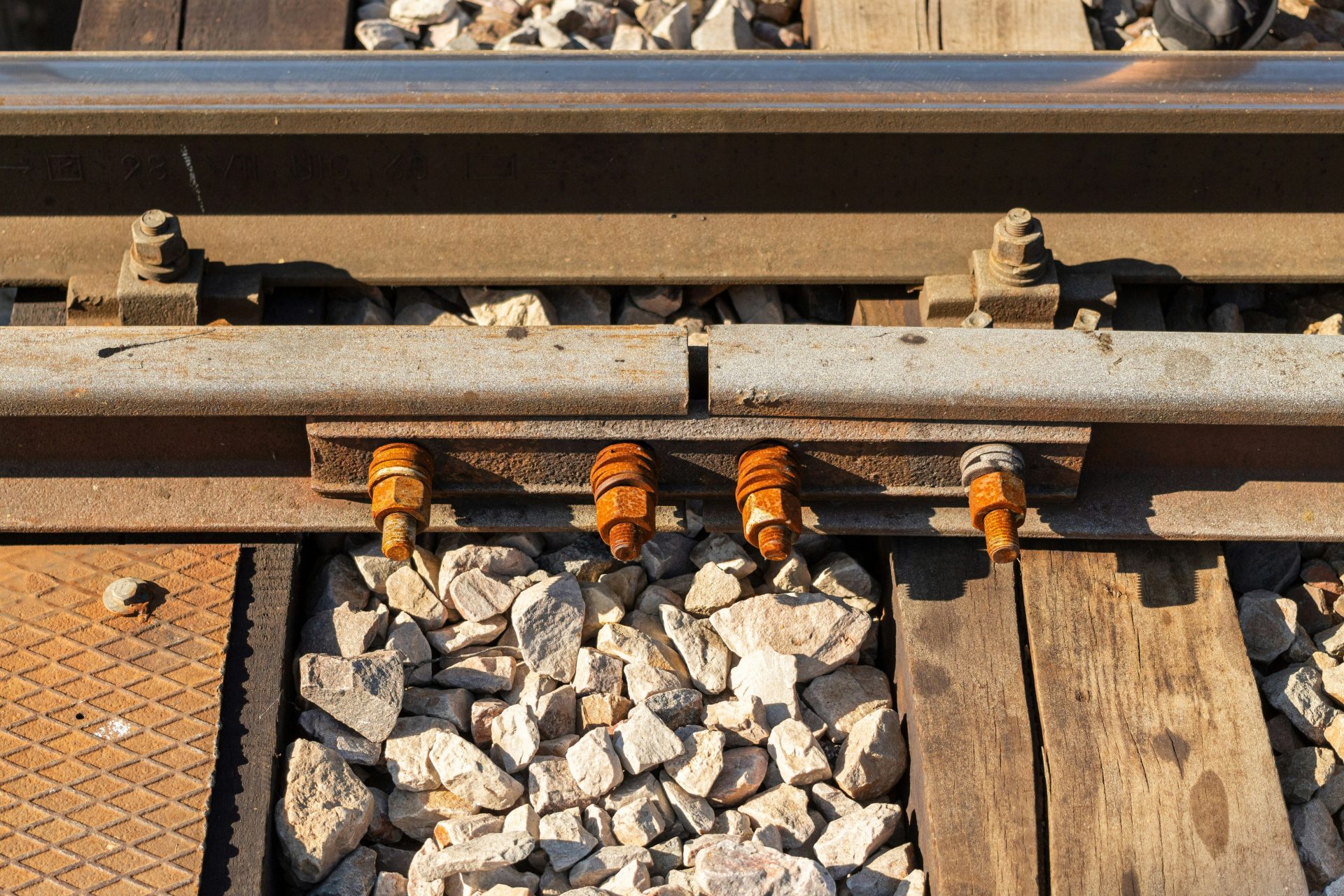 eine Nahaufnahme eines Bahngleises mit Steinen