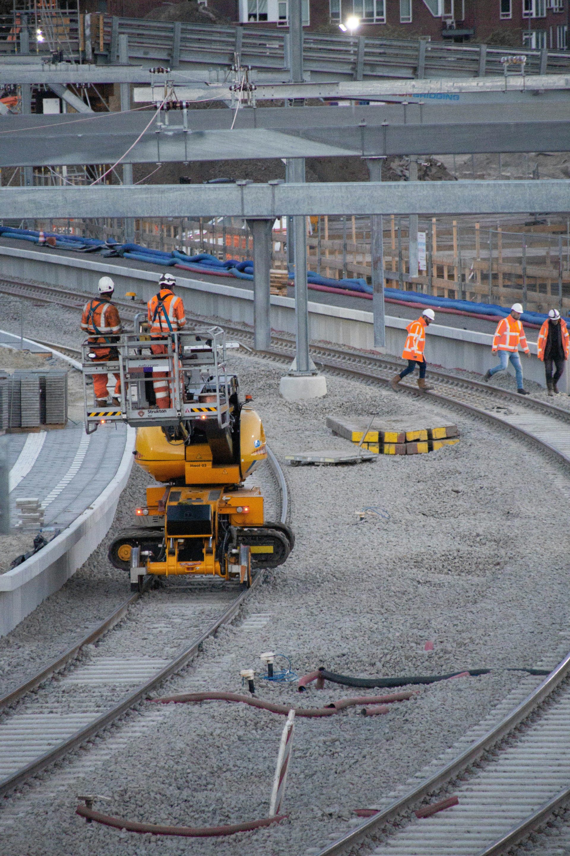 eine Gruppe von Männern, die auf einem Bahngleis stehen